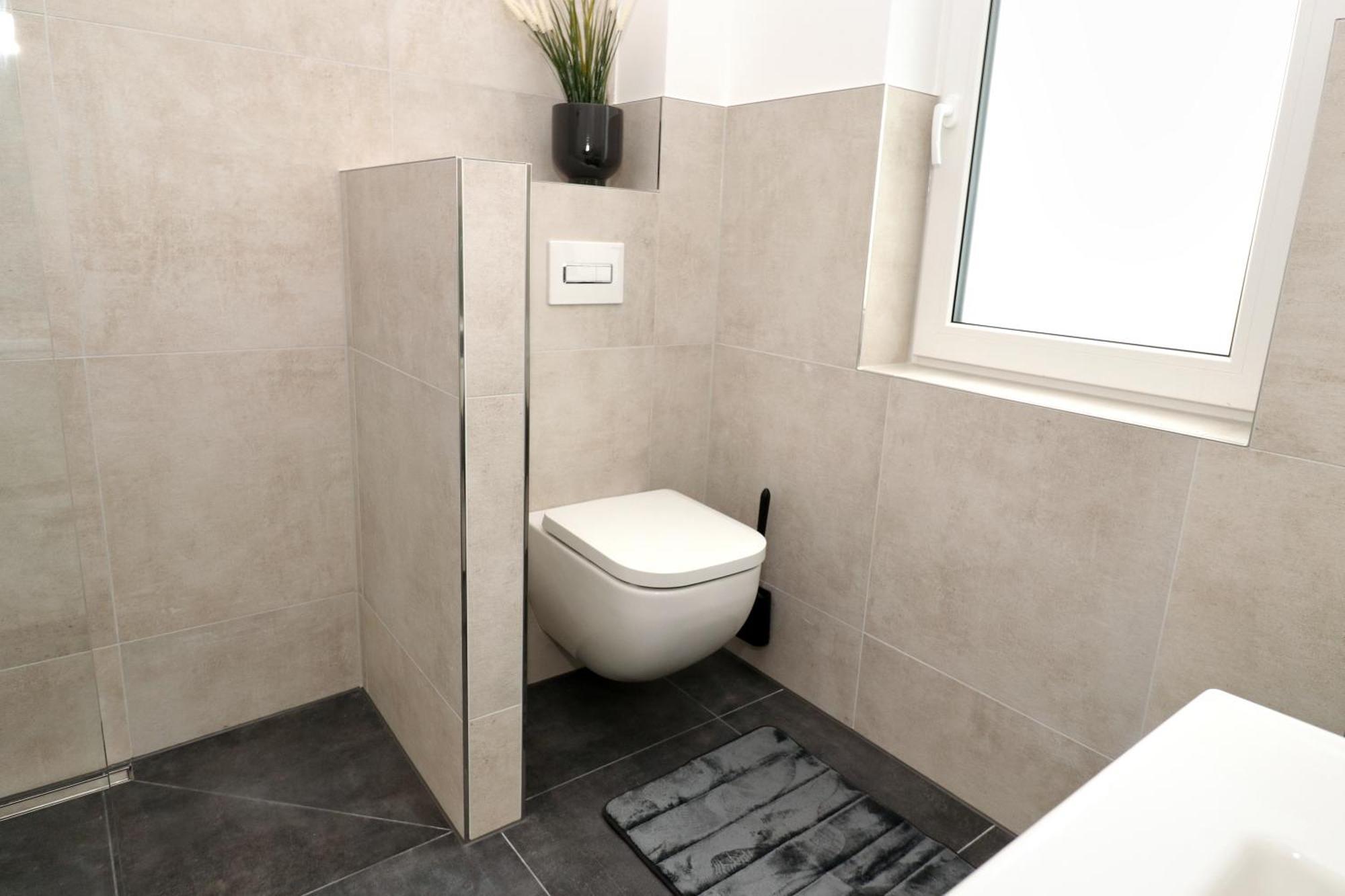 Lightplace - Moderne In - Balkon - Netflix - Am Kanal