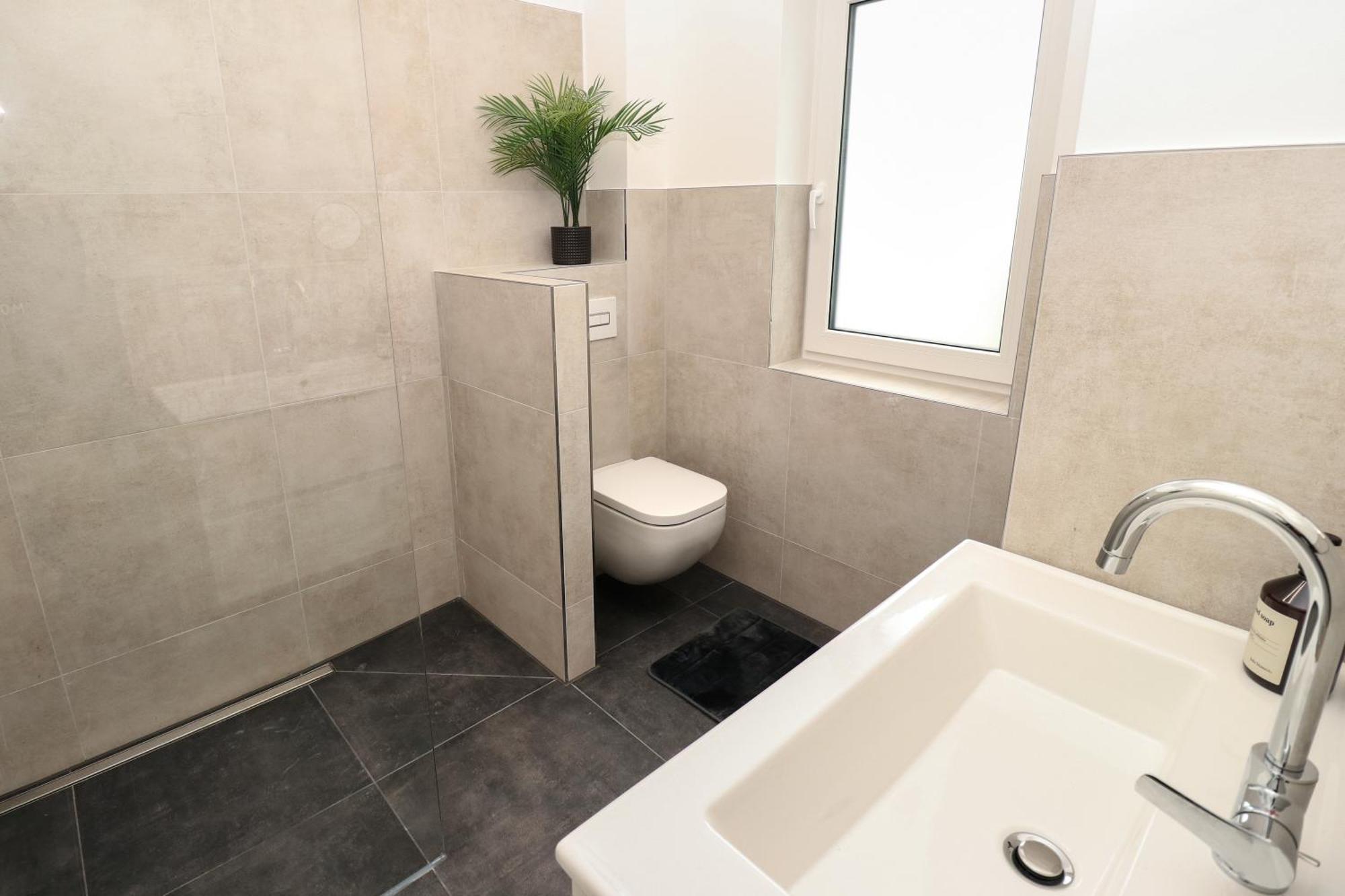 Lightplace - Moderne In - Balkon - Netflix - Am Kanal
